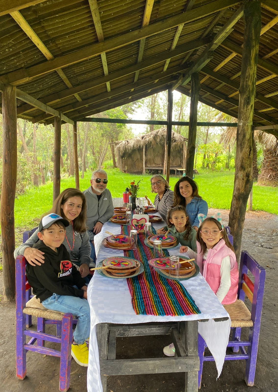 Familia disfrutando paseo en trajinera por los canales de Xochimilco